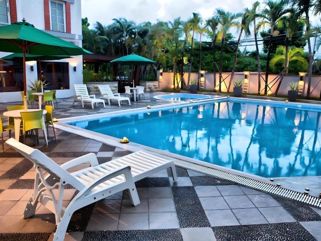Country Heritage Resort Hotel Surabaia Exterior foto