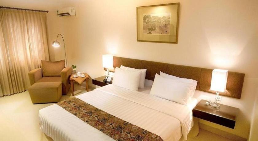 Country Heritage Resort Hotel Surabaia Exterior foto